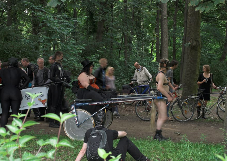 Berlin. Charlottenburg. CSD - Christopher Street Day
27. 6. 2009. Berlin. Mitte. Tiergarten. Straße des 17. Juni. CSD. Christopher Street Day. Schwulen- und Lesbenparade.  Ein Volksfest im Tiergarten.
Schlüsselwörter: Berlin;Christopher Street Day;CSD;Deutschland;Germany;Mitte;2009;Tiergarten;Straße des 17