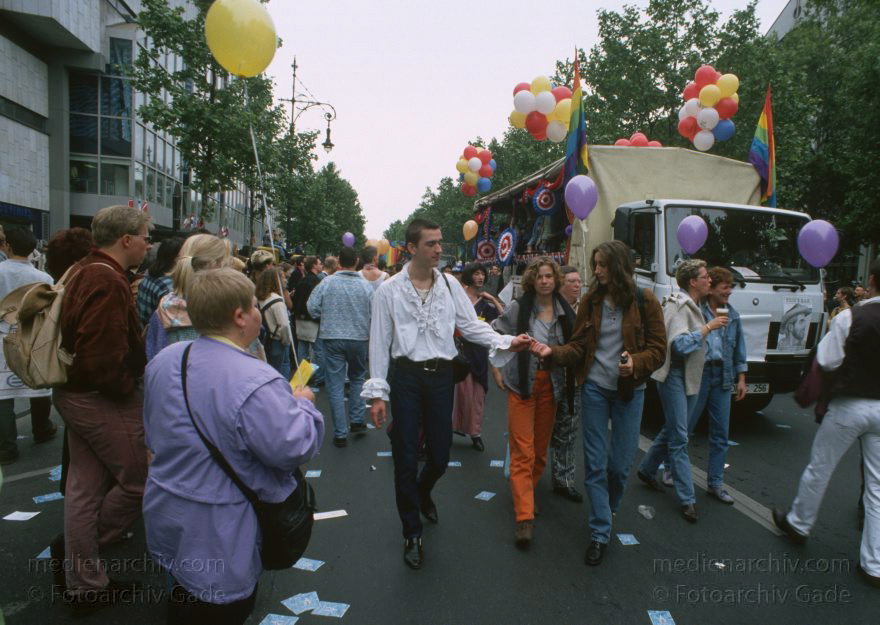 Berlin. Charlottenburg. Love Parade.
Juni 1994. Berlin. Charlottenburg. Love Parade.
Schlüsselwörter: Berlin;Charlottenburg;Deutschland;Germany;1994;Love Parade