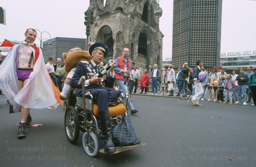 Berlin. Charlottenburg. Love Parade.
Juni 1994. Berlin. Charlottenburg. Love Parade.
Schlüsselwörter: Berlin;Charlottenburg;Deutschland;Germany;1994;Love Parade