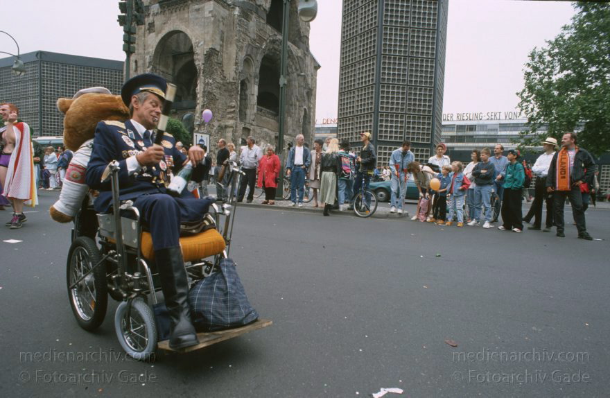 Berlin. Charlottenburg. Love Parade.
Juni 1994. Berlin. Charlottenburg. Love Parade.
Schlüsselwörter: Berlin;Charlottenburg;Deutschland;Germany;1994;Love Parade