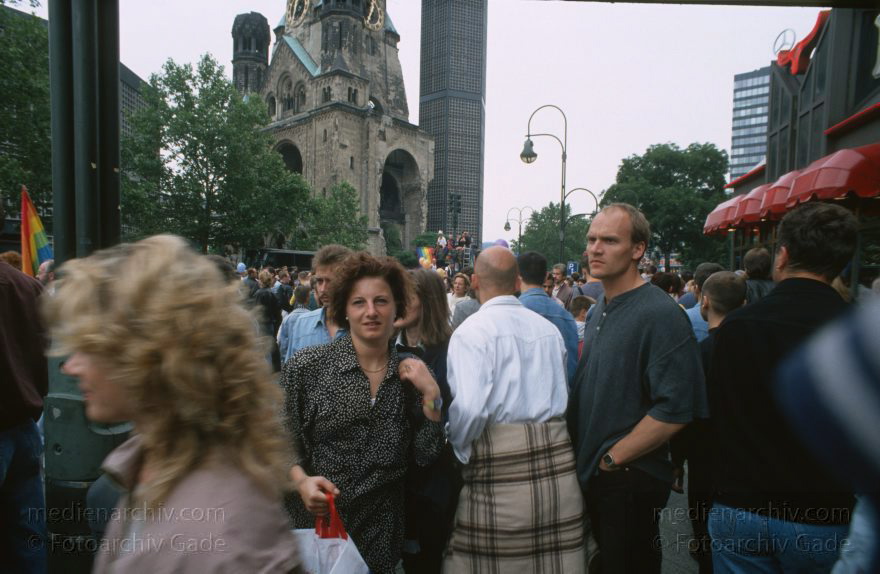 Berlin. Charlottenburg. Love Parade.
Juni 1994. Berlin. Charlottenburg. Love Parade.
Schlüsselwörter: Berlin;Charlottenburg;Deutschland;Germany;1994;Love Parade