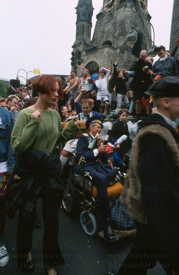 Berlin. Charlottenburg. Love Parade.
Juni 1994. Berlin. Charlottenburg. Love Parade.
Schlüsselwörter: Berlin;Charlottenburg;Deutschland;Germany;1994;Love Parade