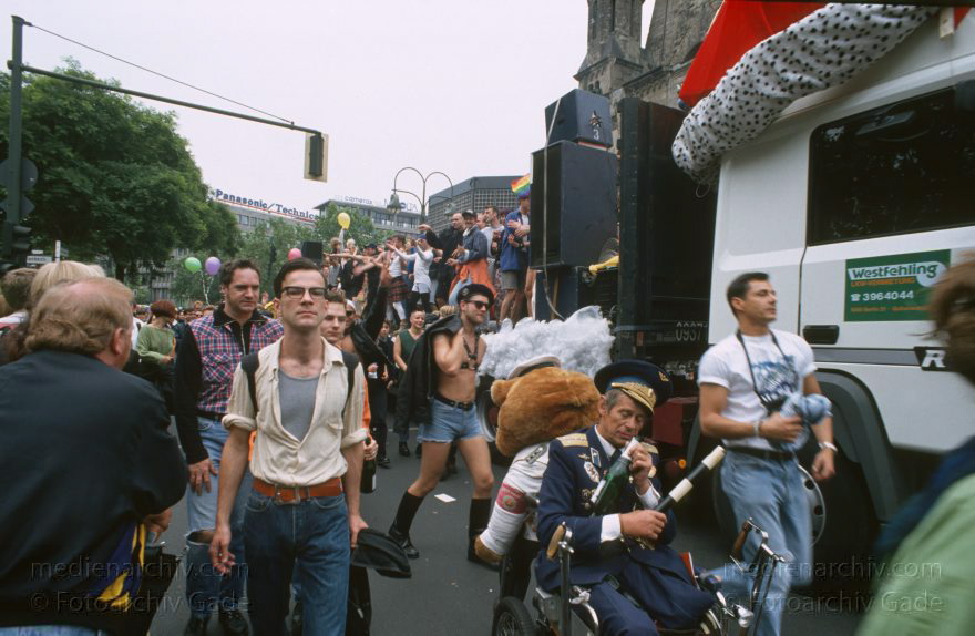 Berlin. Charlottenburg. Love Parade.
Juni 1994. Berlin. Charlottenburg. Love Parade.
Schlüsselwörter: Berlin;Charlottenburg;Deutschland;Germany;1994;Love Parade