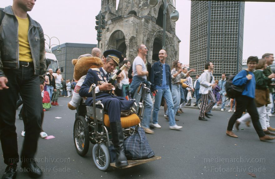 Berlin. Charlottenburg. Love Parade.
Juni 1994. Berlin. Charlottenburg. Love Parade.
Schlüsselwörter: Berlin;Charlottenburg;Deutschland;Germany;1994;Love Parade