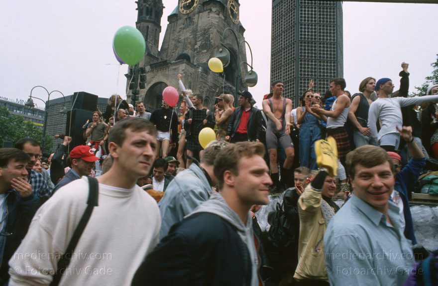 Berlin. Charlottenburg. Love Parade.
Juni 1994. Berlin. Charlottenburg. Love Parade.
Schlüsselwörter: Berlin;Charlottenburg;Deutschland;Germany;1994;Love Parade