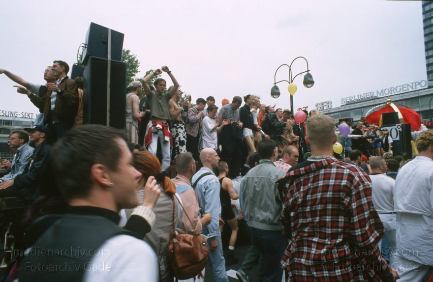 Berlin. Charlottenburg. Love Parade.
Juni 1994. Berlin. Charlottenburg. Love Parade.
Schlüsselwörter: Berlin;Charlottenburg;Deutschland;Germany;1994;Love Parade