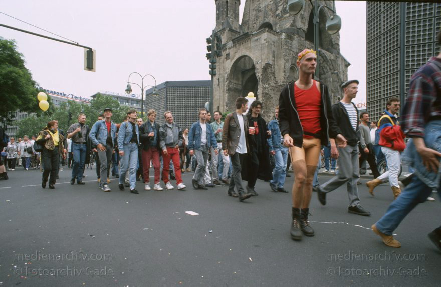 Berlin. Charlottenburg. Love Parade.
Juni 1994. Berlin. Charlottenburg. Love Parade.
Schlüsselwörter: Berlin;Charlottenburg;Deutschland;Germany;1994;Love Parade