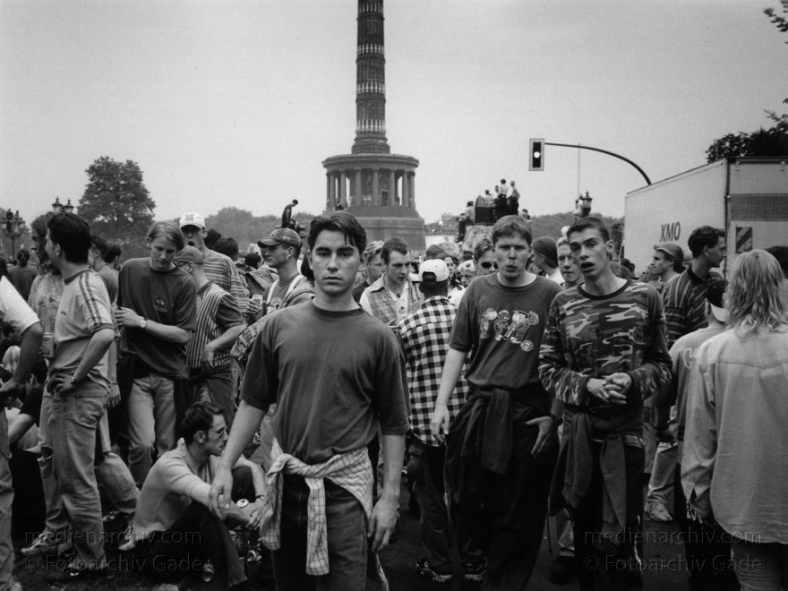 Berlin. Charlottenburg. Love Parade.
Juni 1996. Berlin. Tiergarten. Love Parade. Szene vor der Siegessäule.
Schlüsselwörter: Berlin;Deutschland;Germany;Jugend;Love Parade;Parade;Party;Siegessäule;1996;Tiergarten