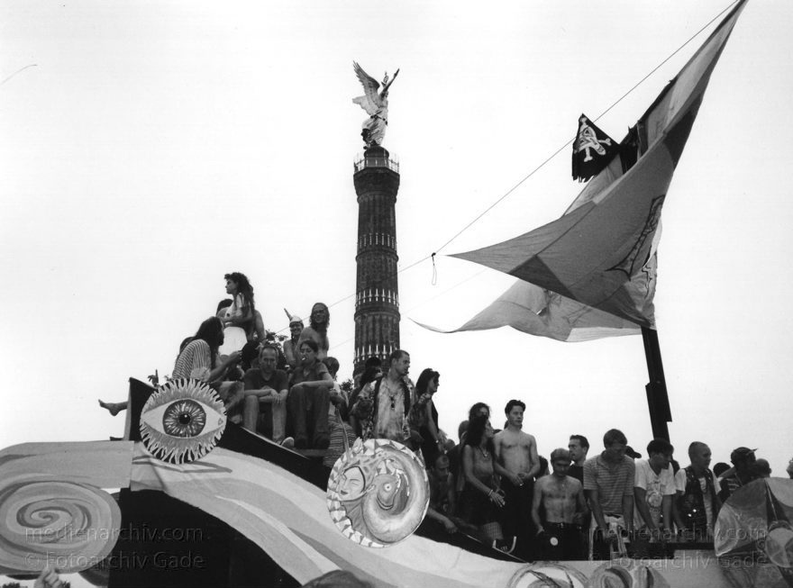 Berlin. Charlottenburg. Love Parade.
Juni 1996. Berlin. Tiergarten. Love Parade. Szene vor der Siegessäule.
Schlüsselwörter: Berlin;Deutschland;Germany;Jugend;Love Parade;Parade;Party;Siegessäule;1996;Tiergarten