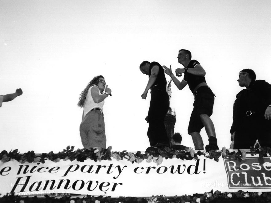 Berlin. Charlottenburg. Love Parade.
Juni 1996. Berlin. Tiergarten. Love Parade
Schlüsselwörter: Berlin;Deutschland;Germany;Jugend;Love Parade;Parade;Party;1996;Tiergarten