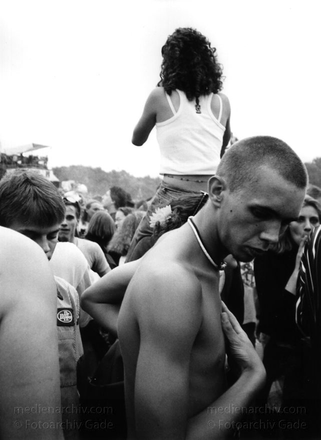 Berlin. Charlottenburg. Love Parade.
Juni 1996. Berlin. Tiergarten. Love Parade
Schlüsselwörter: Berlin;Deutschland;Germany;Jugend;Love Parade;Parade;Party;1996;Tiergarten