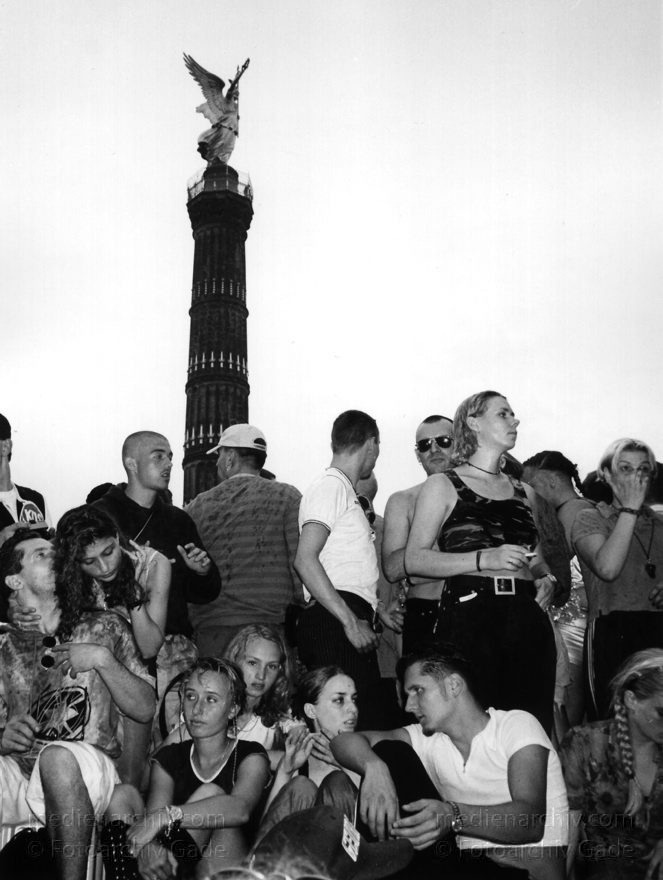 Berlin. Charlottenburg. Love Parade.
Juni 1996. Berlin. Tiergarten. Love Parade. Szene vor der Siegessäule.
Schlüsselwörter: Berlin;Deutschland;Germany;Jugend;Love Parade;Parade;Party;Siegessäule;1996;Tiergarten