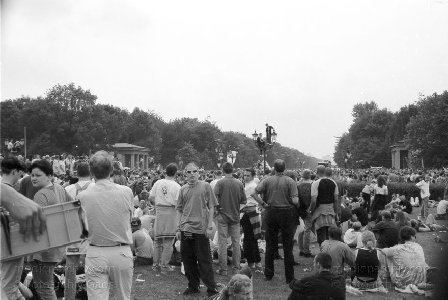 Berlin. Charlottenburg. Love Parade.
Juli 1997. Berlin. Im Tiergarten wird die Love Parade veranstaltet.
Schlüsselwörter: Berlin;Deutschland;Germany;Jugend;Kultur;Love Parade;1997;Tiergarten
