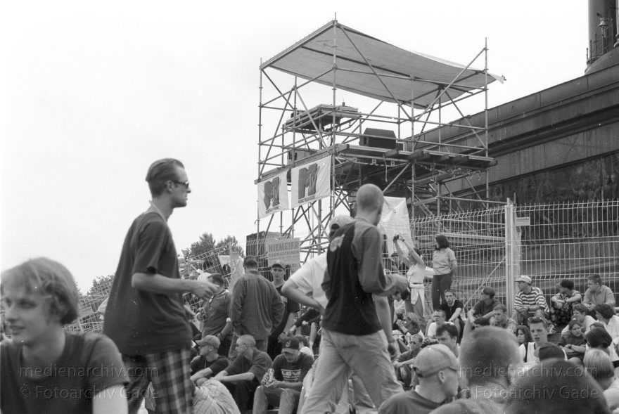 Berlin. Charlottenburg. Love Parade.
Juli 1997. Berlin. Im Tiergarten wird die Love Parade veranstaltet.
Schlüsselwörter: Berlin;Deutschland;Germany;Jugend;Kultur;Love Parade;1997;Tiergarten
