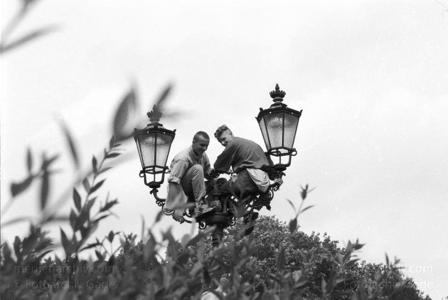 Berlin. Charlottenburg. Love Parade.
Juli 1997. Berlin. Im Tiergarten wird die Love Parade veranstaltet. Die Plätze auf den Ampeln und Laternen sind begehrt.
Schlüsselwörter: Berlin;Deutschland;Germany;Jugend;Kultur;Love Parade;1997;Tiergarten