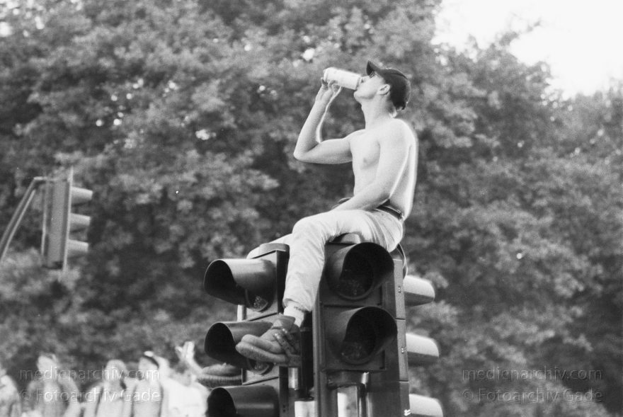 Berlin. Charlottenburg. Love Parade.
Juli 1997. Berlin. Im Tiergarten wird die Love Parade veranstaltet. Die Plätze auf den Ampeln und Laternen sind begehrt.
Schlüsselwörter: Berlin;Deutschland;Germany;Jugend;Kultur;Love Parade;1997;Tiergarten