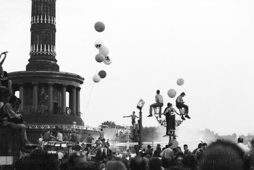 Berlin. Charlottenburg. Love Parade.
Juli 1997. Berlin. Im Tiergarten wird die Love Parade veranstaltet. Vor der Siegessäule steigen Luftballons.
Schlüsselwörter: Berlin;Deutschland;Germany;Jugend;Kultur;Love Parade;Siegessäule;1997;Tiergarten