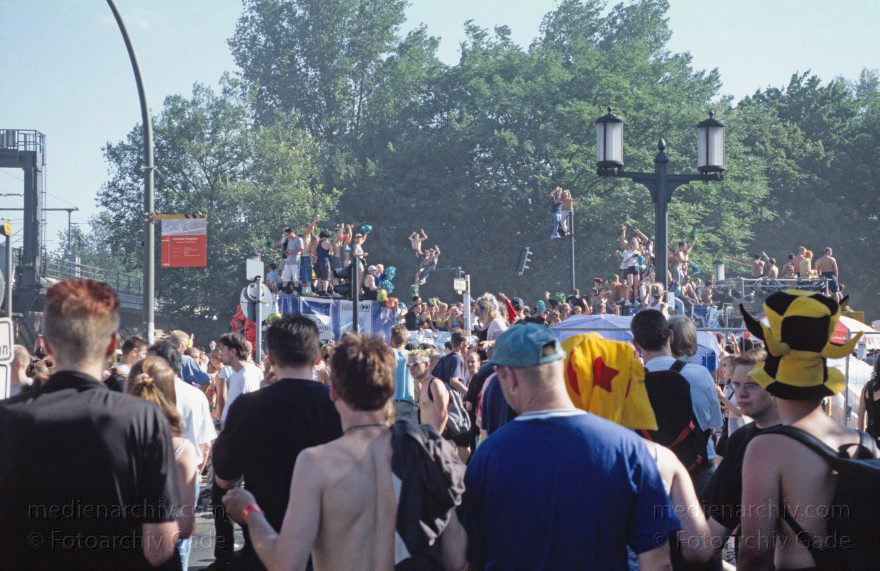 Berlin. Charlottenburg. Love Parade.
Juli 1999. Berlin. Tiergarten. Love Parade
Schlüsselwörter: Berlin;Deutschland;Germany;Love Parade;1999;Tiergarten