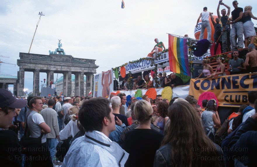 Berlin. Charlottenburg. Love Parade.
Juni 2000. Berlin. Tiergarten. Die Love Parade ist ein großer Umzug durch den Tiergarten. Schwule. Lesben. Jugendliche. darunter viele schrille Typen in fantasievollen Kostumen feiern eine große Party. Hier am Brandenburger Tor
Schlüsselwörter: Berlin;Brandenburger Tor;Deutschland;Germany;Love Parade;Parade;Party;2000;Tiergarten