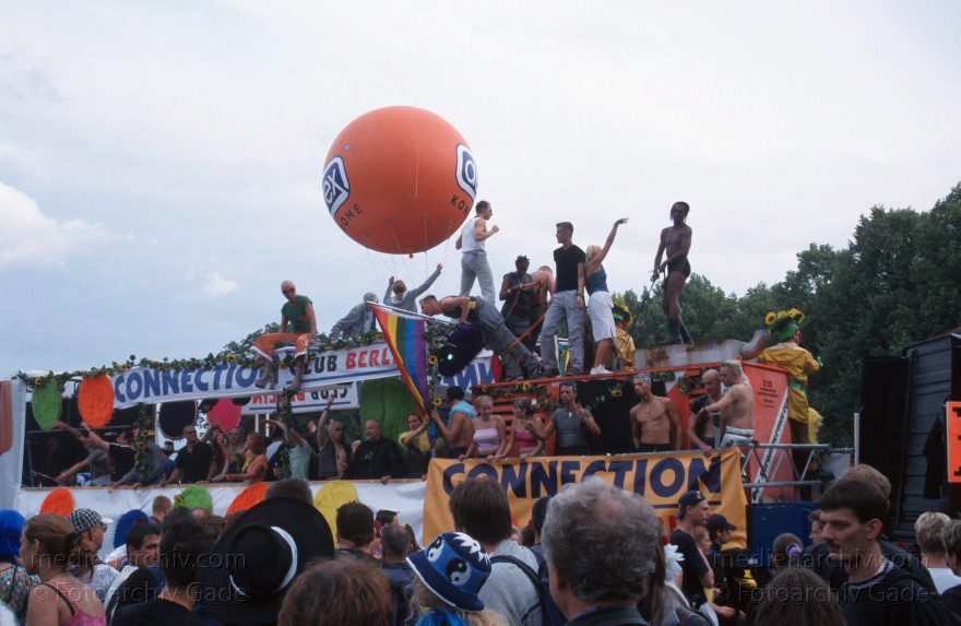 Berlin. Charlottenburg. Love Parade.
Juni 2000. Berlin. Tiergarten. Die Love Parade ist ein großer Umzug durch den Tiergarten. Schwule. Lesben. Jugendliche. darunter viele schrille Typen in fantasievollen Kostumen feiern eine große Party
Schlüsselwörter: Berlin;Deutschland;Germany;Love Parade;Parade;Party;2000;Tiergarten