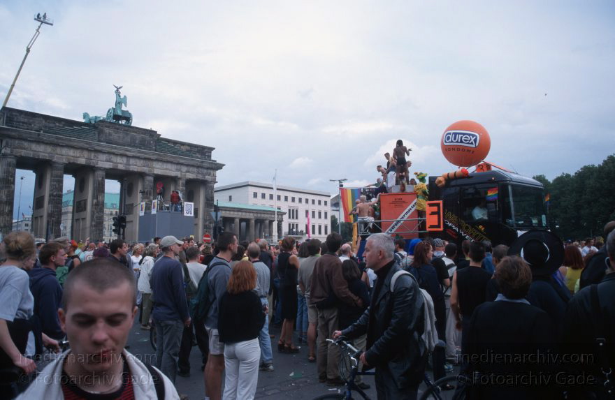 Berlin. Charlottenburg. Love Parade.
Juni 2000. Berlin. Tiergarten. Die Love Parade ist ein großer Umzug durch den Tiergarten. Schwule. Lesben. Jugendliche. darunter viele schrille Typen in fantasievollen Kostumen feiern eine große Party. Hier am Brandenburger Tor
Schlüsselwörter: Berlin;Brandenburger Tor;Deutschland;Germany;Love Parade;Parade;Party;2000;Tiergarten