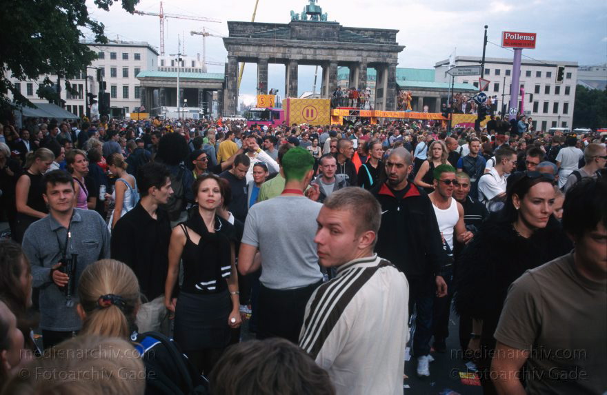 Berlin. Charlottenburg. Love Parade.
Juni 2000. Berlin. Tiergarten. Die Love Parade ist ein großer Umzug durch den Tiergarten. Schwule. Lesben. Jugendliche. darunter viele schrille Typen in fantasievollen Kostumen feiern eine große Party
Schlüsselwörter: Berlin;Brandenburger Tor;Deutschland;Germany;Love Parade;Parade;Party;2000;Tiergarten