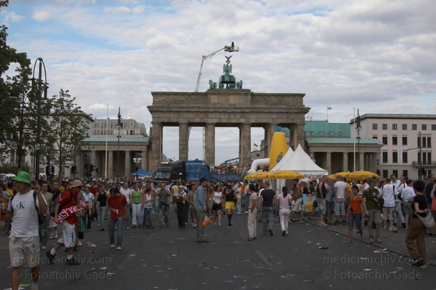 Berlin. Tiergarten. Love Parade
16. 7. 2006. Berlin. Mitte. Tiergarten. Love Parade. Party. Junge Leute. Straße des 17. Juni
Schlüsselwörter: Berlin;Brandenburger Tor;Deutschland;Germany;Love Parade;2006;Tiergarten