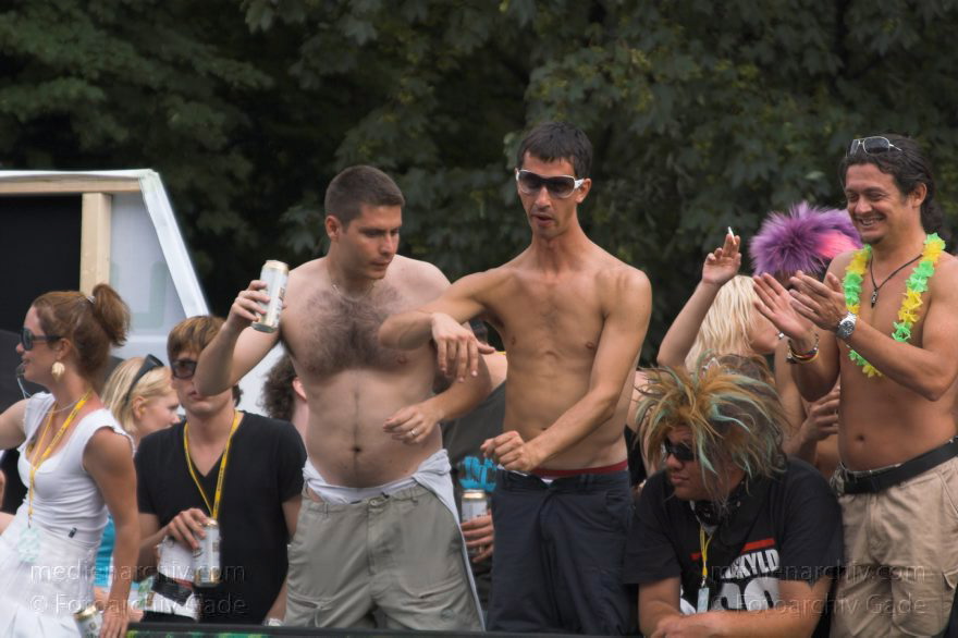 Berlin. Tiergarten. Love Parade
16. 7. 2006. Berlin. Mitte. Tiergarten. Love Parade. Party. Junge Leute. Straße des 17. Juni
Schlüsselwörter: Berlin;Deutschland;Germany;Love Parade;2006;Tiergarten