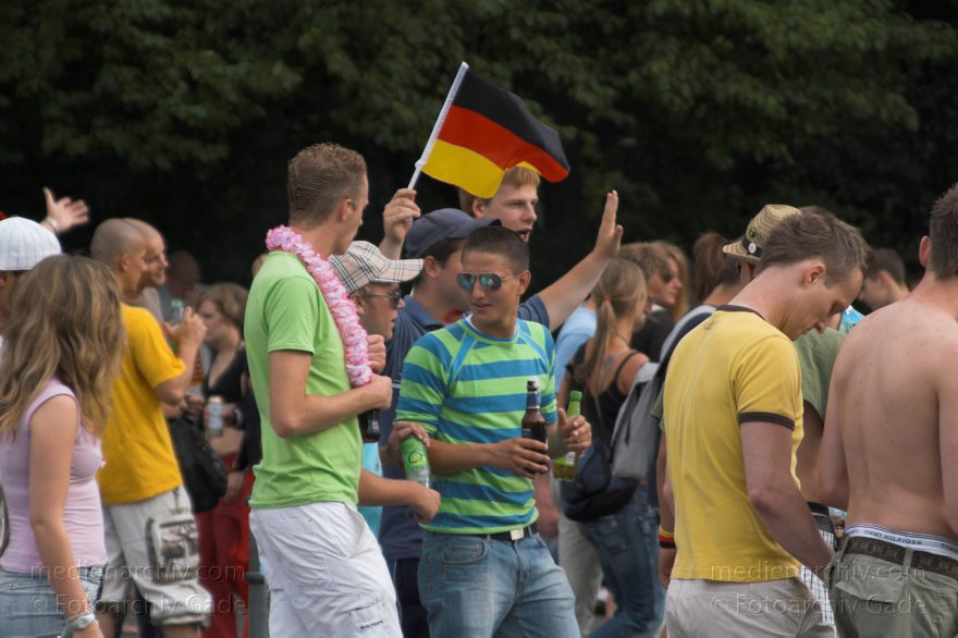 Berlin. Tiergarten. Love Parade
16. 7. 2006. Berlin. Mitte. Tiergarten. Love Parade. Party. Junge Leute. Straße des 17. Juni
Schlüsselwörter: Berlin;Deutschland;Germany;Love Parade;2006;Tiergarten