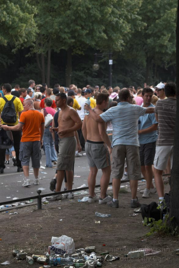 Berlin. Tiergarten. Love Parade
16. 7. 2006. Berlin. Mitte. Tiergarten. Love Parade. Party. Junge Leute. Straße des 17. Juni
Schlüsselwörter: Berlin;Deutschland;Germany;Love Parade;2006;Tiergarten
