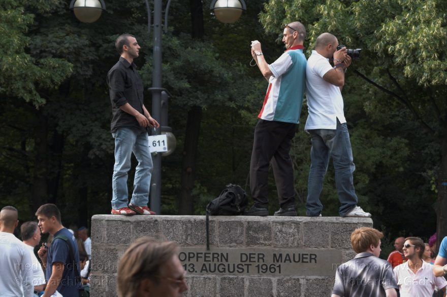 Berlin. Tiergarten. Love Parade
16. 7. 2006. Berlin. Mitte. Tiergarten. Love Parade. Party. Junge Leute. Straße des 17. Juni
Schlüsselwörter: Berlin;Deutschland;Germany;Love Parade;2006;Tiergarten