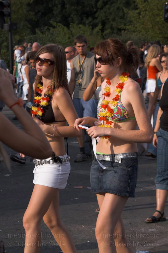 Berlin. Tiergarten. Love Parade
16. 7. 2006. Berlin. Mitte. Tiergarten. Love Parade. Party. Junge Leute. Straße des 17. Juni
Schlüsselwörter: Berlin;Deutschland;Germany;Love Parade;2006;Tiergarten