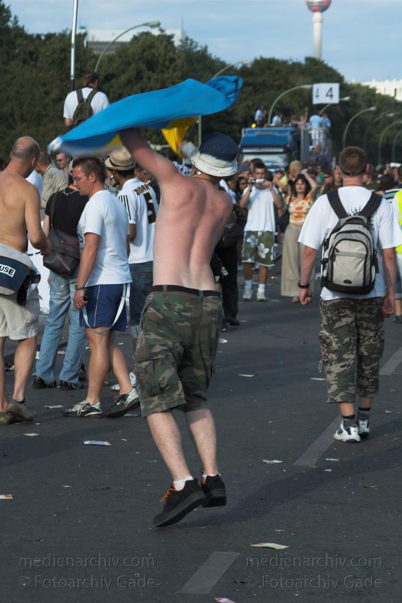 Berlin. Tiergarten. Love Parade
16. 7. 2006. Berlin. Mitte. Tiergarten. Love Parade. Party. Junge Leute. Straße des 17. Juni
Schlüsselwörter: Berlin;Deutschland;Germany;Love Parade;2006;Tiergarten