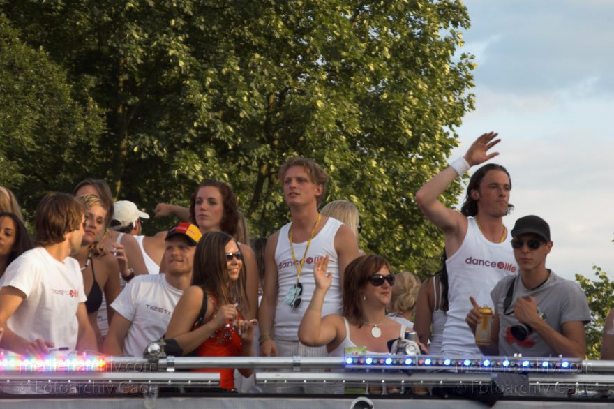 Berlin. Tiergarten. Love Parade
16. 7. 2006. Berlin. Mitte. Tiergarten. Love Parade. Party. Junge Leute. Straße des 17. Juni
Schlüsselwörter: Berlin;Deutschland;Germany;Love Parade;2006;Tiergarten
