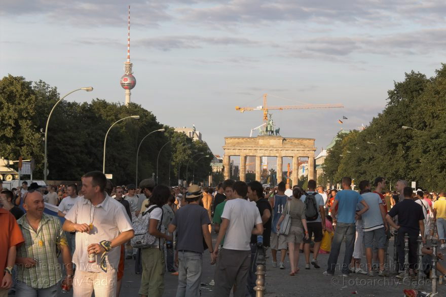 Berlin. Tiergarten. Love Parade
16. 7. 2006. Berlin. Mitte. Tiergarten. Love Parade. Party. Junge Leute. Straße des 17. Juni
Schlüsselwörter: Berlin;Brandenburger Tor;Deutschland;Germany;Love Parade;2006;Tiergarten