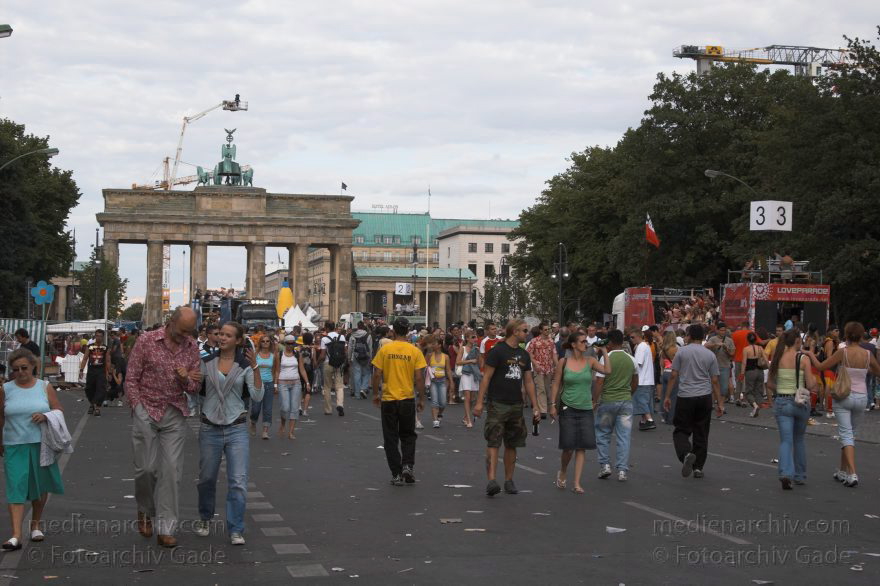 Berlin. Tiergarten. Love Parade
16. 7. 2006. Berlin. Mitte. Tiergarten. Love Parade. Party. Junge Leute. Straße des 17. Juni
Schlüsselwörter: Berlin;Brandenburger Tor;Deutschland;Germany;Love Parade;2006;Tiergarten
