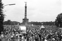 Dateiname=Berlin-Love-Parade-199707-24.jpg
Dateigröße=212KB
Abmessungen: 880x589
hinzugefügt am: 04. Januar 2016 Berlin-Love-Parade-199707-24.jpg