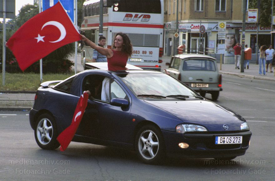 Berlin. Wedding. Türken feiern ihrer Fußballsieg. Autokorso
22. Juni 2002. Berlin. Wedding.  Kreuzung Müllerstraße. Luxemburger Straße. Schulstraße.  Türken feiern einen Sieg ihrer Mannschaft bei der Fußballweltmeisterschaft mit einem Autokorso.
Schlüsselwörter: Berlin;Deutschland;Germany;Mitte;Müllerstraße;Türken;Autokorso;Wedding