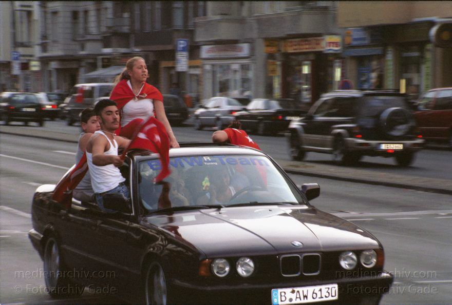 Berlin. Wedding. Türken feiern ihrer Fußballsieg. Autokorso
22. Juni 2002. Berlin. Wedding.  Kreuzung Müllerstraße. Luxemburger Straße. Schulstraße.  Türken feiern einen Sieg ihrer Mannschaft bei der Fußballweltmeisterschaft mit einem Autokorso.
Schlüsselwörter: Berlin;Deutschland;Germany;Mitte;Müllerstraße;Türken;Autokorso;Wedding