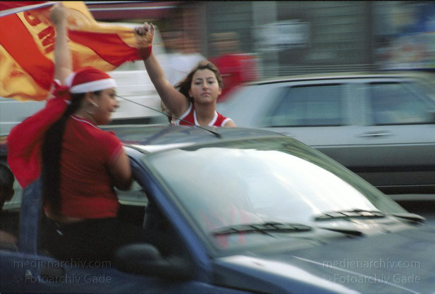 Berlin. Wedding. Türken feiern ihrer Fußballsieg. Autokorso
22. Juni 2002. Berlin. Wedding.  Kreuzung Müllerstraße. Luxemburger Straße. Schulstraße.  Türken feiern einen Sieg ihrer Mannschaft bei der Fußballweltmeisterschaft mit einem Autokorso.
Schlüsselwörter: Berlin;Deutschland;Germany;Mitte;Müllerstraße;Türken;Autokorso;Wedding