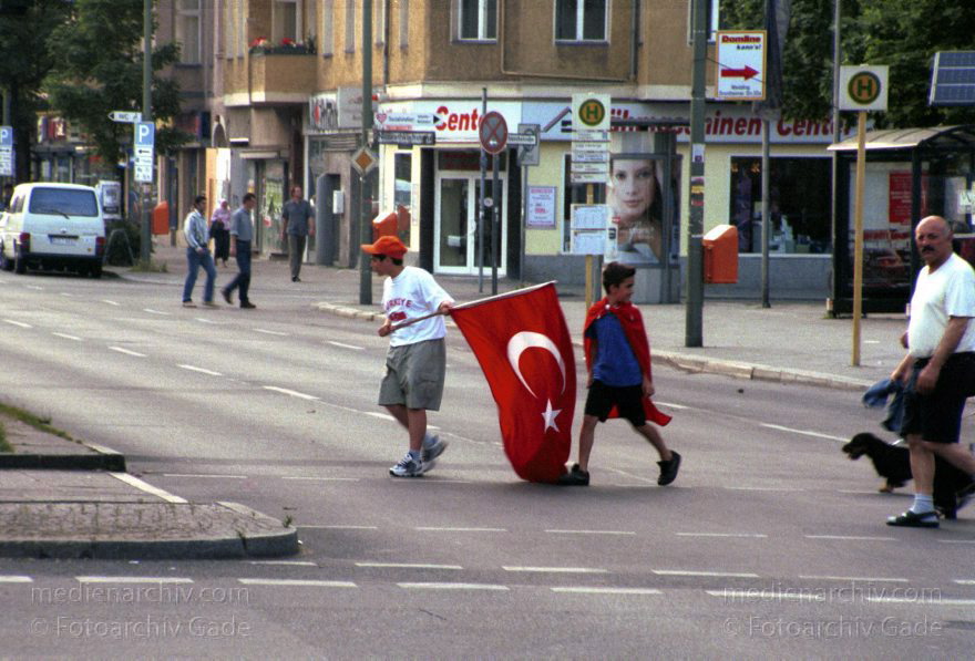 Berlin. Wedding. Türken feiern ihrer Fußballsieg. Autokorso
22. Juni 2002. Berlin. Wedding.  Kreuzung Müllerstraße. Luxemburger Straße. Schulstraße.  Türken feiern einen Sieg ihrer Mannschaft bei der Fußballweltmeisterschaft mit einem Autokorso.
Schlüsselwörter: Berlin;Deutschland;Germany;Mitte;Müllerstraße;Türken;Autokorso;Wedding