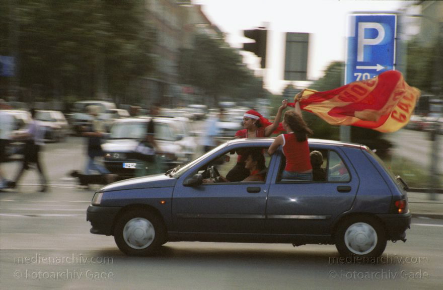 Berlin. Wedding. Türken feiern ihrer Fußballsieg. Autokorso
22. Juni 2002. Berlin. Wedding.  Kreuzung Müllerstraße. Luxemburger Straße. Schulstraße.  Türken feiern einen Sieg ihrer Mannschaft bei der Fußballweltmeisterschaft mit einem Autokorso.
Schlüsselwörter: Berlin;Deutschland;Germany;Mitte;Müllerstraße;Türken;Autokorso;Wedding