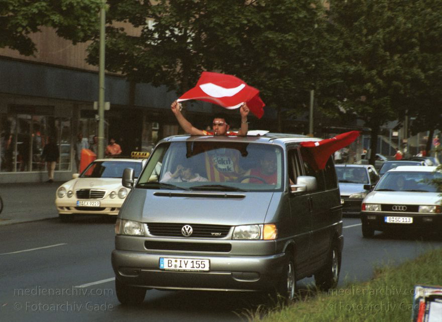 Berlin. Wedding. Türken feiern ihrer Fußballsieg. Autokorso
22. Juni 2002. Berlin. Wedding.  Kreuzung Müllerstraße. Luxemburger Straße. Schulstraße.  Türken feiern einen Sieg ihrer Mannschaft bei der Fußballweltmeisterschaft mit einem Autokorso.
Schlüsselwörter: Berlin;Deutschland;Germany;Mitte;Müllerstraße;Türken;Autokorso;Wedding