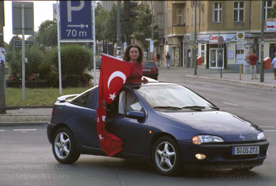 Berlin. Wedding. Türken feiern ihrer Fußballsieg. Autokorso
22. Juni 2002. Berlin. Wedding.  Kreuzung Müllerstraße. Luxemburger Straße. Schulstraße.  Türken feiern einen Sieg ihrer Mannschaft bei der Fußballweltmeisterschaft mit einem Autokorso.
Schlüsselwörter: Berlin;Deutschland;Germany;Mitte;Müllerstraße;Türken;Autokorso;Wedding