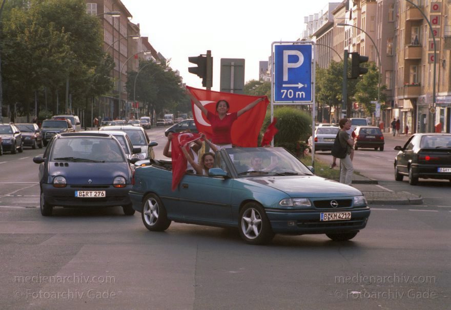 Berlin. Wedding. Türken feiern ihrer Fußballsieg. Autokorso
22. Juni 2002. Berlin. Wedding.  Kreuzung Müllerstraße. Luxemburger Straße. Schulstraße.  Türken feiern einen Sieg ihrer Mannschaft bei der Fußballweltmeisterschaft mit einem Autokorso.
Schlüsselwörter: Berlin;Deutschland;Germany;Mitte;Müllerstraße;Türken;Autokorso;Wedding