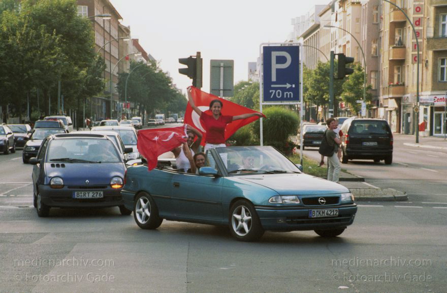 Berlin. Wedding. Türken feiern ihrer Fußballsieg. Autokorso
22. Juni 2002. Berlin. Wedding.  Kreuzung Müllerstraße. Luxemburger Straße. Schulstraße.  Türken feiern einen Sieg ihrer Mannschaft bei der Fußballweltmeisterschaft mit einem Autokorso.
Schlüsselwörter: Berlin;Deutschland;Germany;Mitte;Müllerstraße;Türken;Autokorso;Wedding