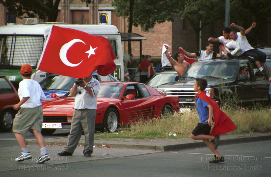 Berlin. Wedding. Türken feiern ihrer Fußballsieg. Autokorso
22. Juni 2002. Berlin. Wedding.  Kreuzung Müllerstraße. Luxemburger Straße. Schulstraße.  Türken feiern einen Sieg ihrer Mannschaft bei der Fußballweltmeisterschaft mit einem Autokorso.
Schlüsselwörter: Berlin;Deutschland;Germany;Mitte;Müllerstraße;Türken;Autokorso;Wedding