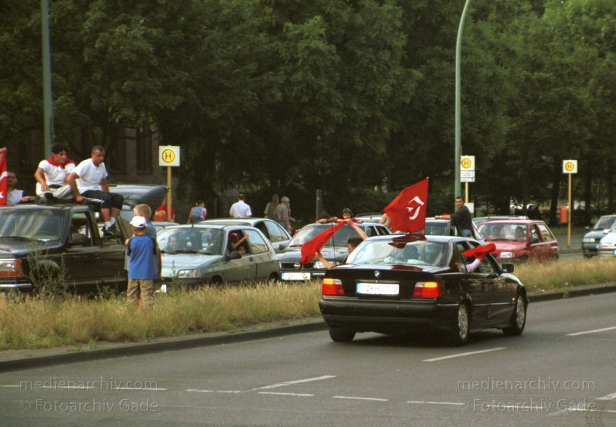 Berlin. Wedding. Türken feiern ihrer Fußballsieg. Autokorso
22. Juni 2002. Berlin. Wedding.  Kreuzung Müllerstraße. Luxemburger Straße. Schulstraße.  Türken feiern einen Sieg ihrer Mannschaft bei der Fußballweltmeisterschaft mit einem Autokorso.
Schlüsselwörter: Berlin;Deutschland;Germany;Mitte;Müllerstraße;Türken;Autokorso;Wedding