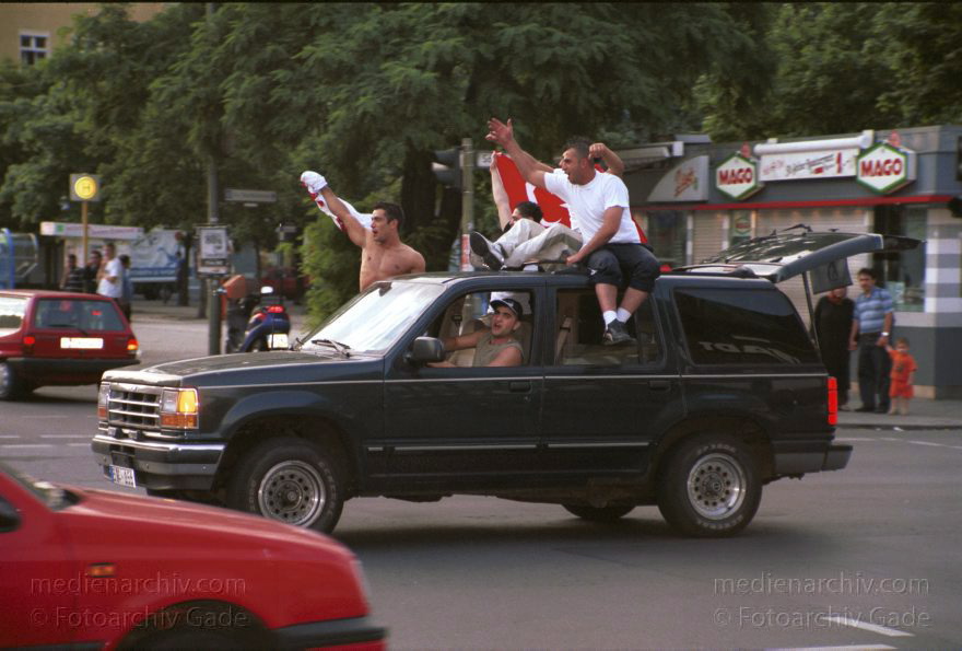 Berlin. Wedding. Türken feiern ihrer Fußballsieg. Autokorso
22. Juni 2002. Berlin. Wedding.  Kreuzung Müllerstraße. Luxemburger Straße. Schulstraße.  Türken feiern einen Sieg ihrer Mannschaft bei der Fußballweltmeisterschaft mit einem Autokorso.
Schlüsselwörter: Berlin;Deutschland;Germany;Mitte;Müllerstraße;Türken;Autokorso;Wedding