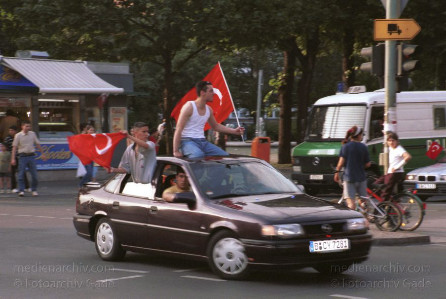 Berlin. Wedding. Türken feiern ihrer Fußballsieg. Autokorso
22. Juni 2002. Berlin. Wedding.  Kreuzung Müllerstraße. Luxemburger Straße. Schulstraße.  Türken feiern einen Sieg ihrer Mannschaft bei der Fußballweltmeisterschaft mit einem Autokorso.
Schlüsselwörter: Berlin;Deutschland;Germany;Mitte;Müllerstraße;Türken;Autokorso;Wedding